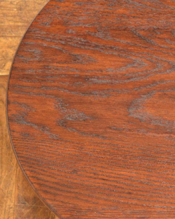 アンティークのテーブル　アンティーク家具　英国スタイルのアンティーク家具、小さくて可愛いサイズのティーテーブル（オケージョナルテーブル）。表情のある美しい木目です。(j-1844-f)
