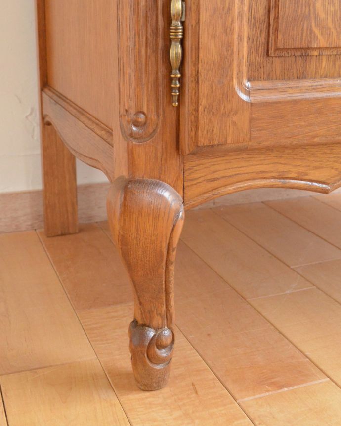 アンティークのキャビネット　アンティーク家具　和室にも合うフランスキャビネット、優雅な彫りが美しいアンティーク家具。キュートな猫脚がキャビネットをしっかり支えてくれます。(j-1849-f)