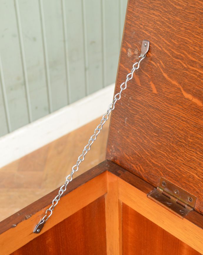 ブランケットボックス・収納ボックス　アンティーク家具　テーブルにもベンチにもなるコファー、人気なアンティーク家具。フタにはチェーンが付いているので、安全です。(j-1850-f)