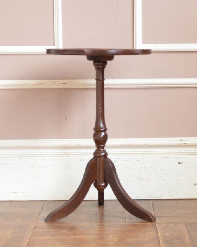 アンティークのテーブル　アンティーク家具　初めてのアンティーク家具にオススメ、グリーンの革張りのワインテーブル。きちんと修復しているので、届いたその日からお使いいただけます。(j-1853-f)