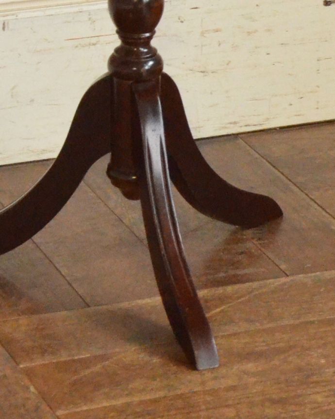 アンティークのテーブル　アンティーク家具　初めてのアンティーク家具にオススメ、グリーンの革張りのワインテーブル。女性らしい可憐なテーブルです。(j-1853-f)