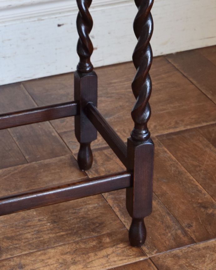 アンティークのテーブル　アンティーク家具　アンティークの英国家具、ツイスト脚がキレイな小さなオケージョナルテーブル。支えがあるのでバランスよく安定しています。(j-1859-f)