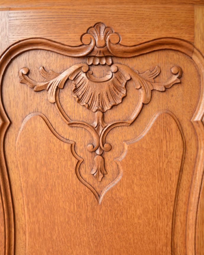 アンティークのキャビネット　アンティーク家具　南フランスのオシャレなキャビネット、アンティーク南仏家具。植物があしらわれた装飾にはどこか和の美しさを感じます。(j-1860-f)