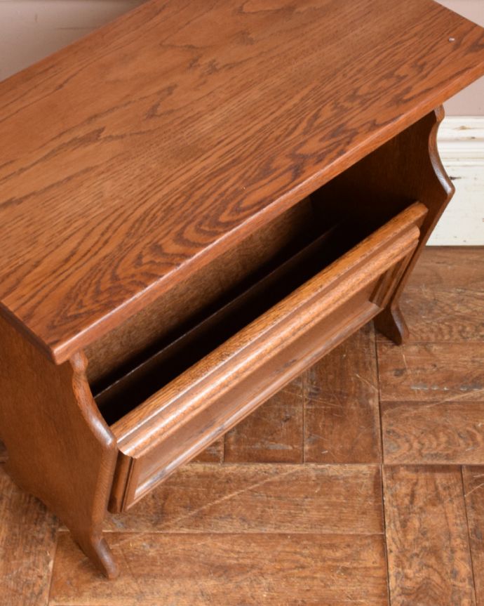 マガジンラック　アンティーク家具　いつでもどこでも使えるテーブル付きのアンティークマガジンラック（オーク材）。中までしっかりとお手入れしています。(j-1862-f)