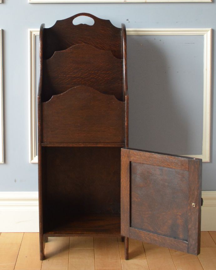 マガジンラック　アンティーク家具　小さな扉付きのアンティークのマガジンラック。上に棚が無いので、新聞や雑誌がとっても取りやすいんです。(j-1863-f)