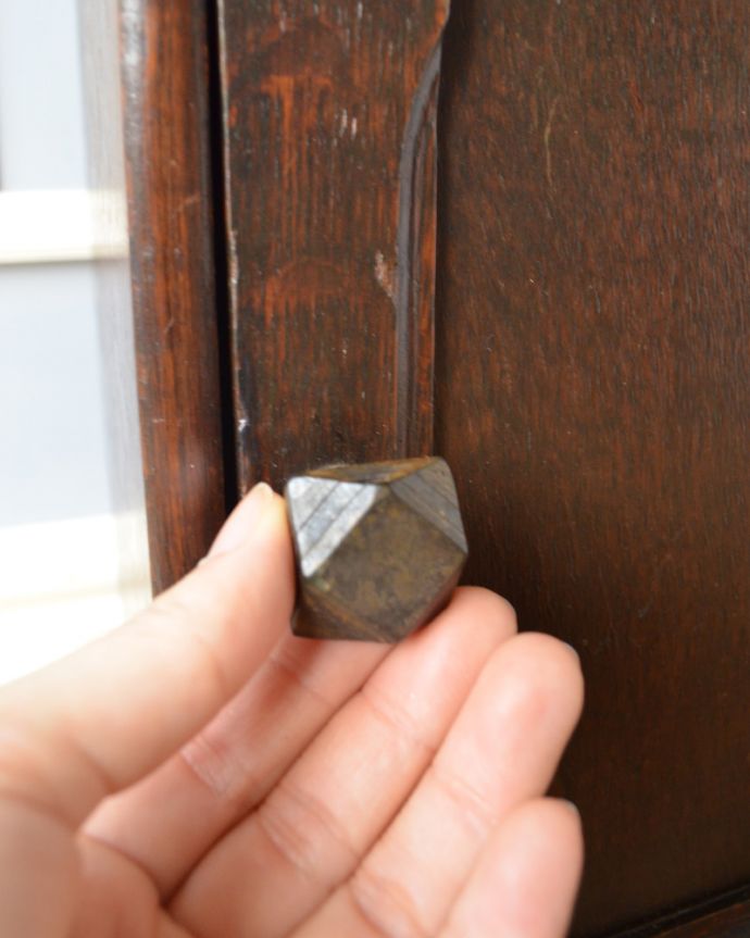 マガジンラック　アンティーク家具　小さな扉付きのアンティークのマガジンラック。扉の取っ手は木製です。(j-1863-f)