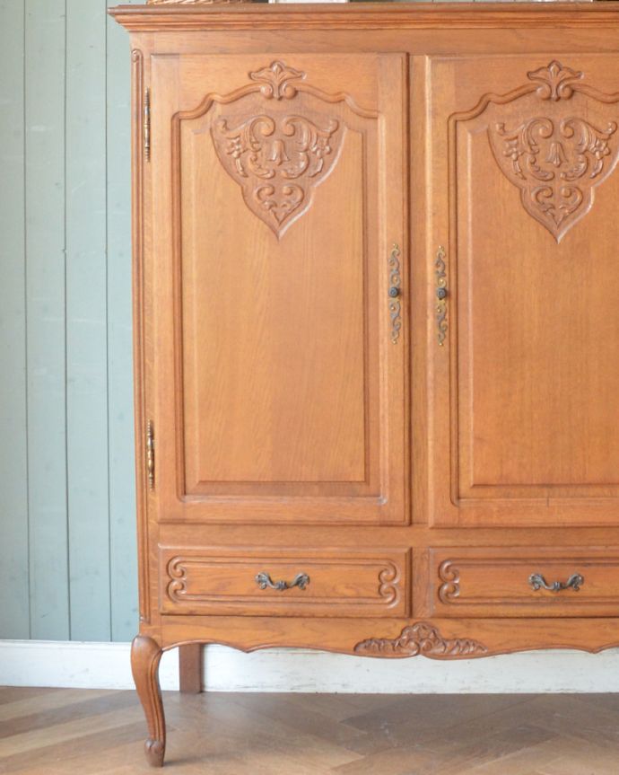アンティークのキャビネット　アンティーク家具　南フランスの彫が優雅なアンティーク家具、引き出し付きのキャビネット。繊細で高級感たっぷりの扉の彫り。(j-1864-f)