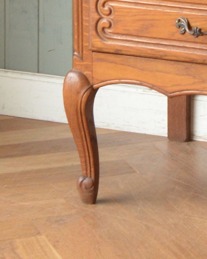 アンティークのキャビネット　アンティーク家具　南フランスの彫が優雅なアンティーク家具、引き出し付きのキャビネット。キュートな猫脚がキャビネットをしっかり支えてくれます。(j-1864-f)