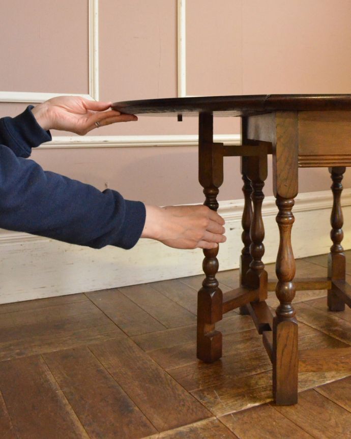 ロイドテーブル　アンティーク家具　英国輸入のアンティーク家具、伸張式のサイドテーブル（ゲートレッグテーブル）。脚を引っ張り出すだけなので、組み立ても簡単！女性の力で大丈夫です。(j-1865-f)
