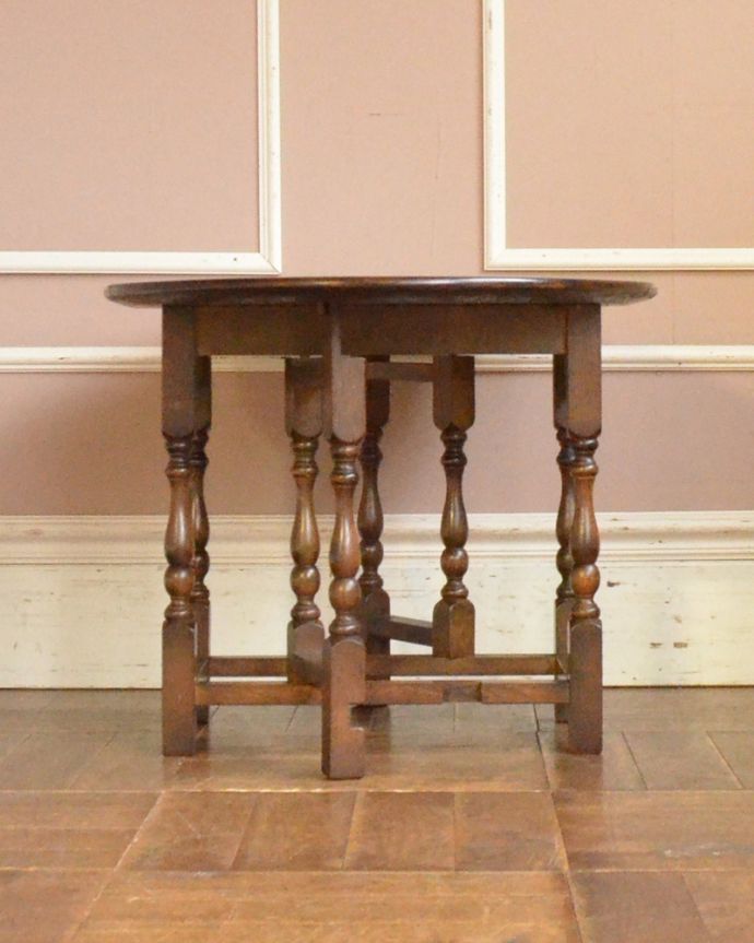ロイドテーブル　アンティーク家具　英国輸入のアンティーク家具、伸張式のサイドテーブル（ゲートレッグテーブル）。デザインのある脚が可愛いです。(j-1865-f)