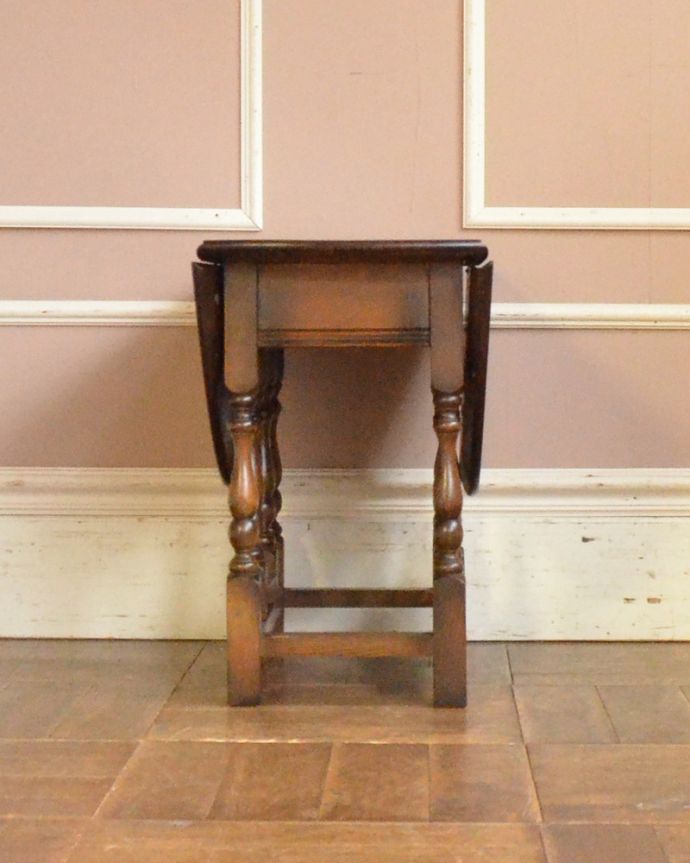 ロイドテーブル　アンティーク家具　英国輸入のアンティーク家具、伸張式のサイドテーブル（ゲートレッグテーブル）。壁付けにして、花台や電話台のように使ってもいいですね。(j-1865-f)