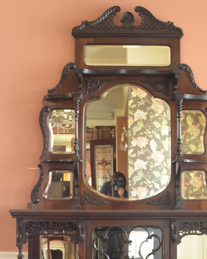 アンティークのキャビネット　アンティーク家具　1880年代の英国アンティーク家具、マホガニー材を使った豪華なパーラーキャビネット。キラッと輝くミラーまだ電気が発達していない時代の家具。(j-1866-f)