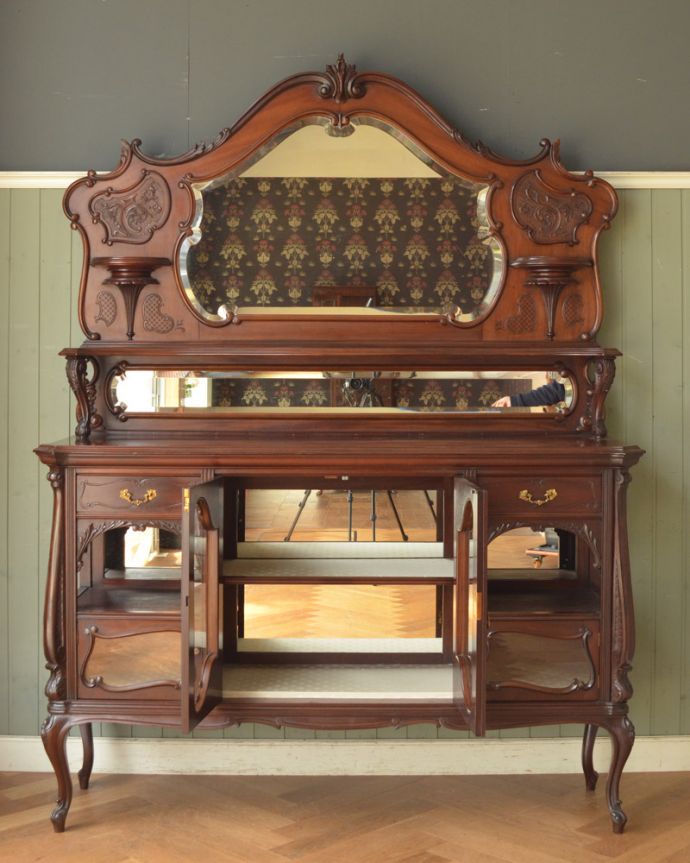 アンティークのキャビネット　アンティーク家具　1880年代のゴージャスなアンティーク家具、マホガニー材を使ったパーラーキャビネット。もちろん収納もたっぷり見た目重視の家具ですが、高級なものを収納して楽しむための収納がたっぷり付いてます。(j-1867-f)