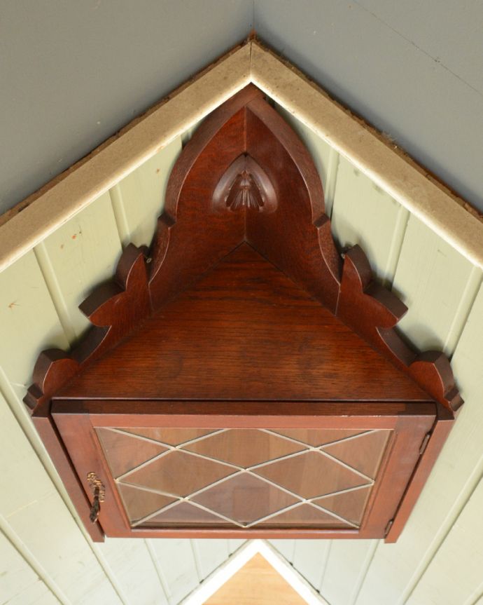 ウォールキャビネット　アンティーク家具　美しいガラス入りのウォールキャビネット、壁掛けのアンティーク家具(コーナーキャビネット)。天板はピカピカです。(j-1868-f)