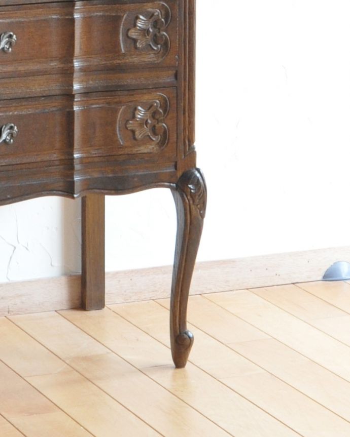 アンティークのチェスト　アンティーク家具　シルエットの美しい４段チェスト、フランスのアンティーク家具。人気の猫脚です。(j-1872-f)