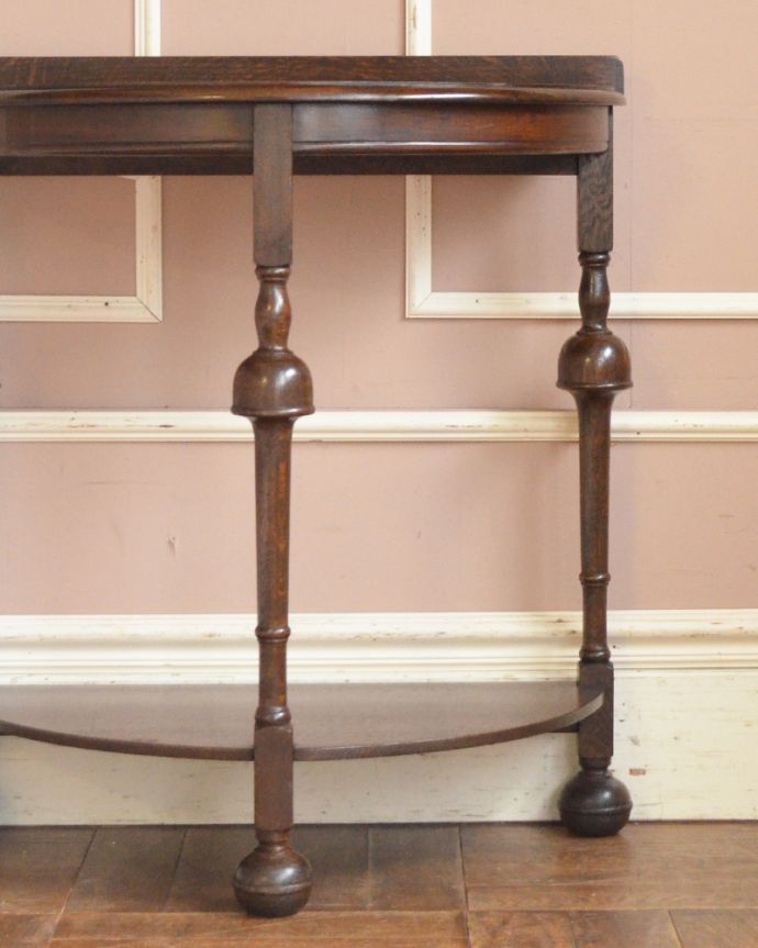 アンティークのテーブル　アンティーク家具　脚の装飾が素敵な、イギリス輸入のアンティークコンソールテーブル。美しいデザインが印象的実用性を求めない見せ場を作ってくれるコンソールは、何より見た目が重要。(j-1873-f)