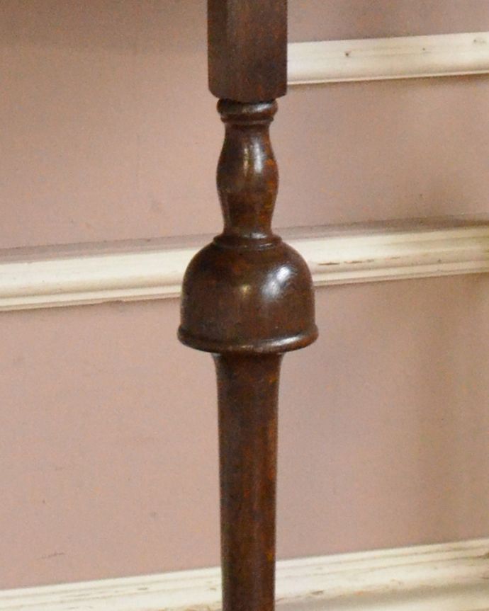 アンティークのテーブル　アンティーク家具　脚の装飾が素敵な、イギリス輸入のアンティークコンソールテーブル。うっとりする美しさアンティークだから手に入る美しい彫。(j-1873-f)