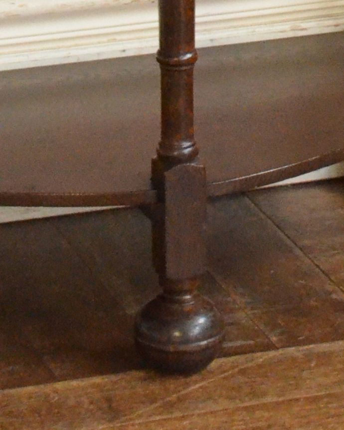 アンティークのテーブル　アンティーク家具　脚の装飾が素敵な、イギリス輸入のアンティークコンソールテーブル。持ち上げなくても移動できます！Handleのアンティークは、脚の裏にフェルトキーパーをお付けしていますので、床を滑らせてれば女性1人でも移動が簡単です。(j-1873-f)