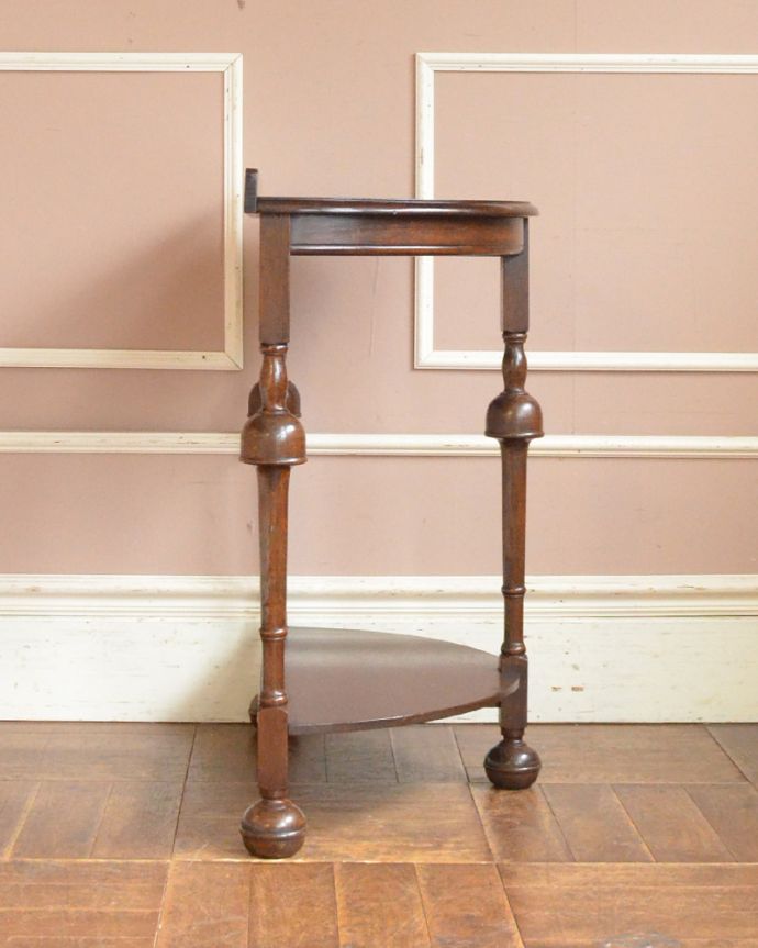 アンティークのテーブル　アンティーク家具　脚の装飾が素敵な、イギリス輸入のアンティークコンソールテーブル。グルッと180度。(z-060-f)