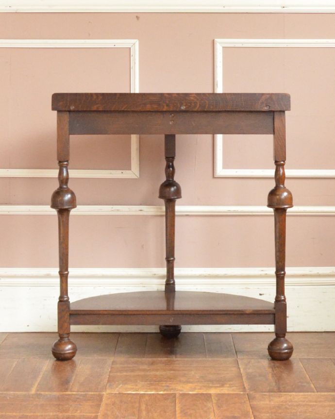 アンティークのテーブル　アンティーク家具　脚の装飾が素敵な、イギリス輸入のアンティークコンソールテーブル。後ろ姿にも自信があります。(j-1873-f)