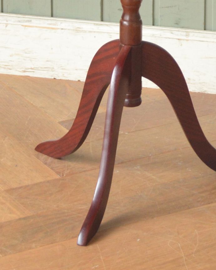 アンティークのテーブル　アンティーク家具　英国輸入のアンティーク家具、天板の形も美しいワインテーブル。女性らしい可憐なテーブルです。(j-1874-f)