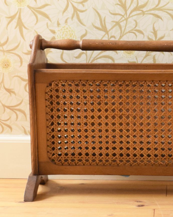 マガジンラック　アンティーク家具　綺麗な編み目がアクセントになる、持ち手付きのアンティークマガジンラック。編み目が見えるデザインは、日本の和室にもよく似合います。(j-1879-f)