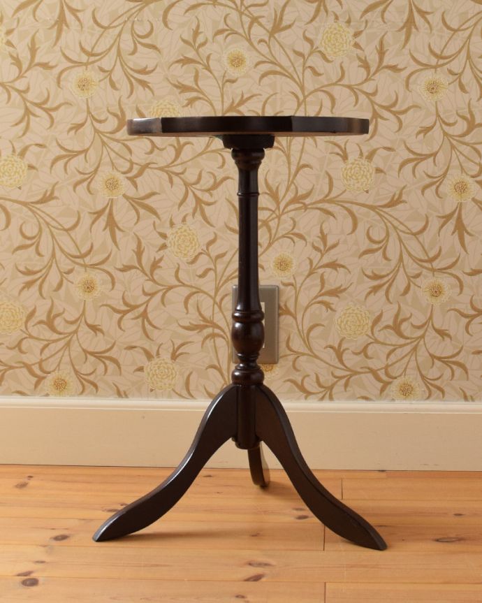 ロイドテーブル　アンティーク家具　革張り天板のワインテーブル、小さいアンティーク英国家具。きちんと修復しているので、届いたその日からお使いいただけます。(j-1882-f)
