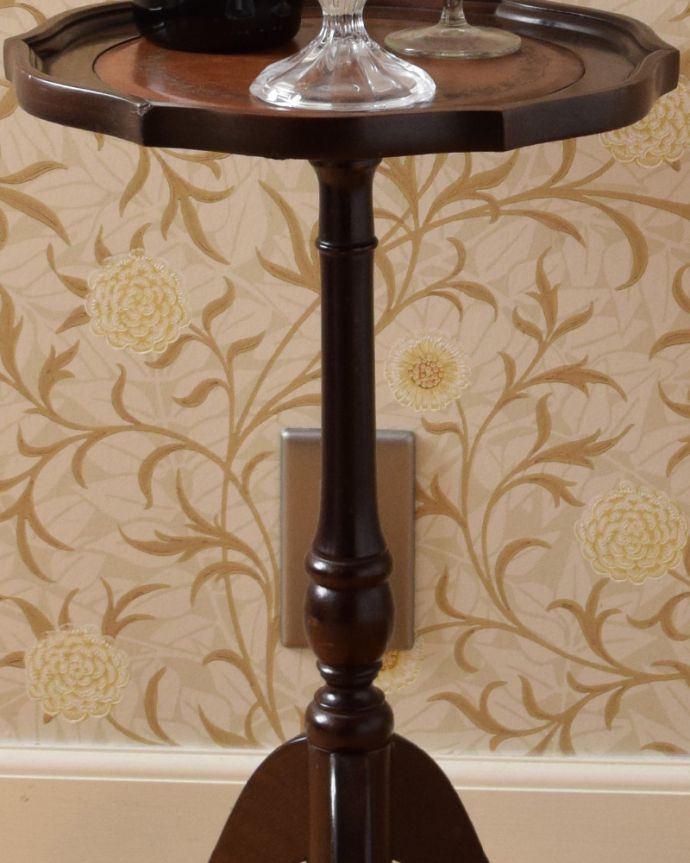 ロイドテーブル　アンティーク家具　革張り天板のワインテーブル、小さいアンティーク英国家具。１つ１つキレイな装飾には、思わずうっとりしてしまいます。(j-1882-f)