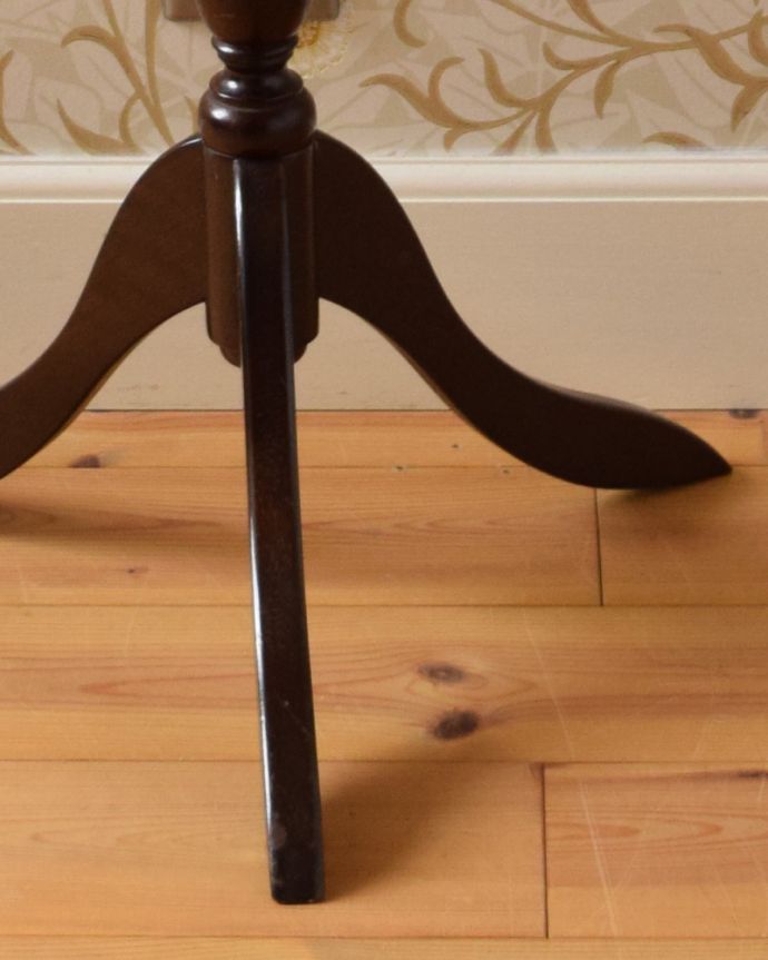 ロイドテーブル　アンティーク家具　革張り天板のワインテーブル、小さいアンティーク英国家具。女性らしい可憐なテーブルです。(j-1882-f)