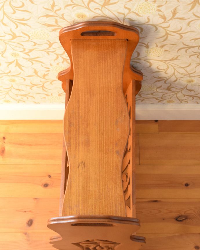 マガジンラック　アンティーク家具　透かし彫りが美しいマガジンラック、サイドテーブルにもなるアンティークマガジンラック 。あると便利な天板です。(j-1884-f)