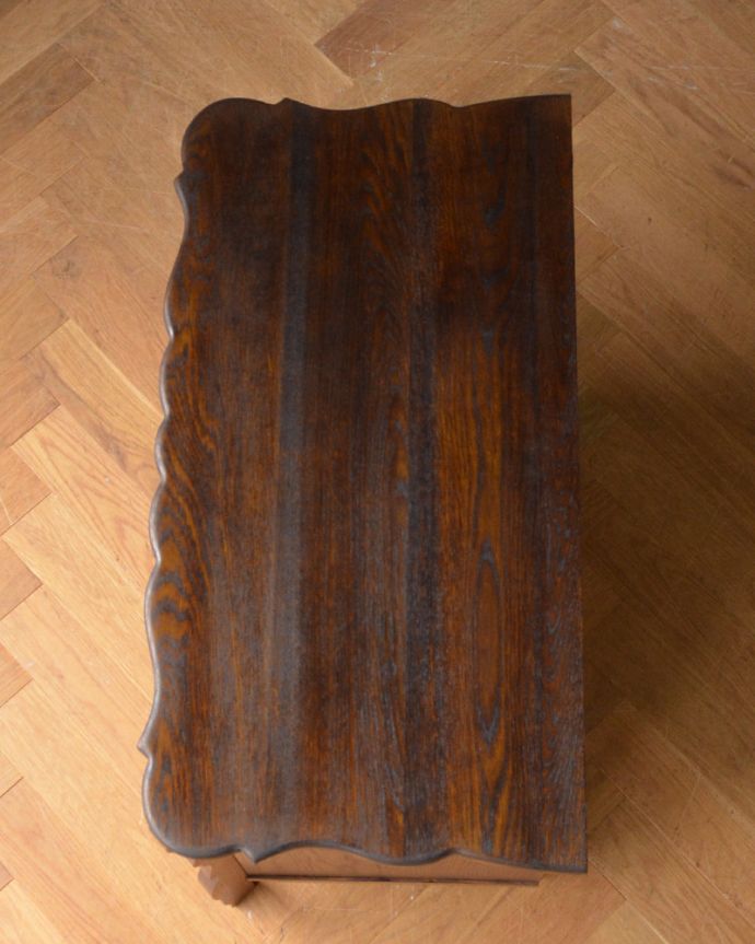 アンティークのチェスト　アンティーク家具　フランスの香り漂うアンティーク、ウェーブがかかったゴージャスな4段チェスト（コモード）。天板も木目がとってもキレイです。(j-1901-f)