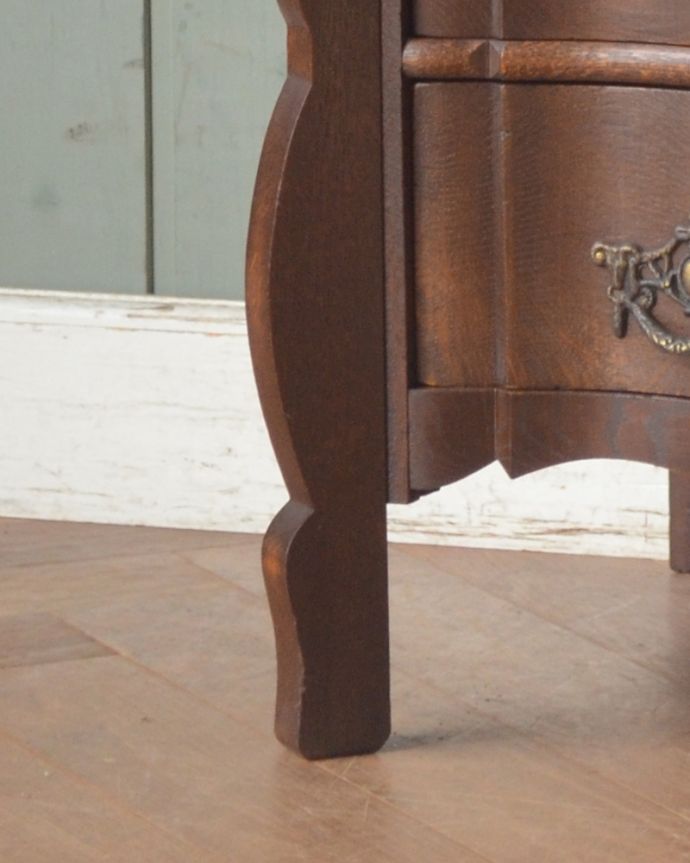アンティークのチェスト　アンティーク家具　フランスの香り漂うアンティーク、ウェーブがかかったゴージャスな4段チェスト（コモード）。スッキリと細長い脚です。(j-1901-f)