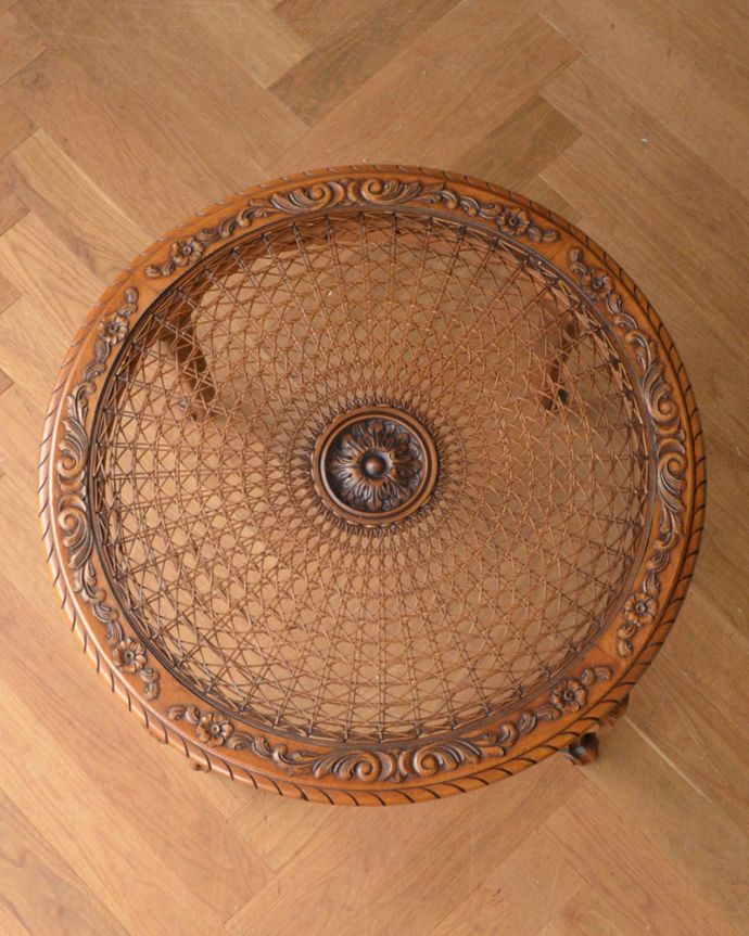 ロイドテーブル　アンティーク家具　フランスらしい豪華なリビングテーブル、アンティーク南仏家具。贅沢なほどの編み目が自慢のテーブル。(j-1902-f)