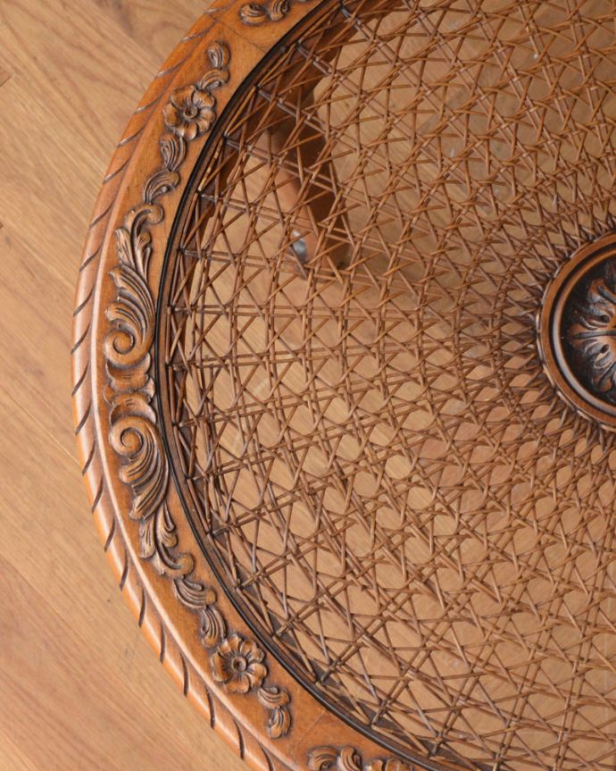 ロイドテーブル　アンティーク家具　フランスらしい豪華なリビングテーブル、アンティーク南仏家具。こんなにキレイに編み目が残っていただけで貴重な価値を感じます。(j-1902-f)