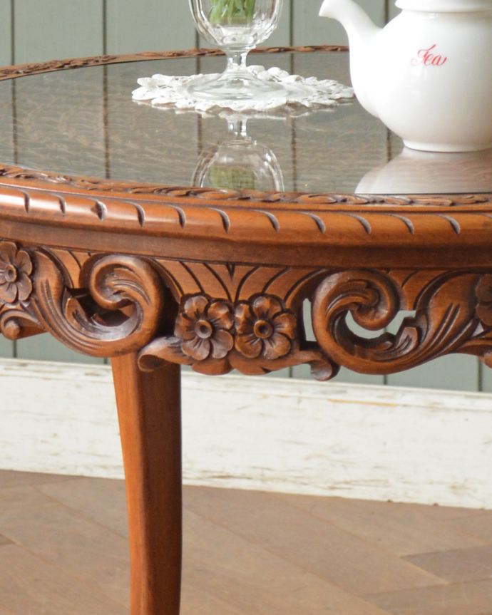 ロイドテーブル　アンティーク家具　フランスらしい豪華なリビングテーブル、アンティーク南仏家具。幕板の彫はこんな感じ。(j-1902-f)