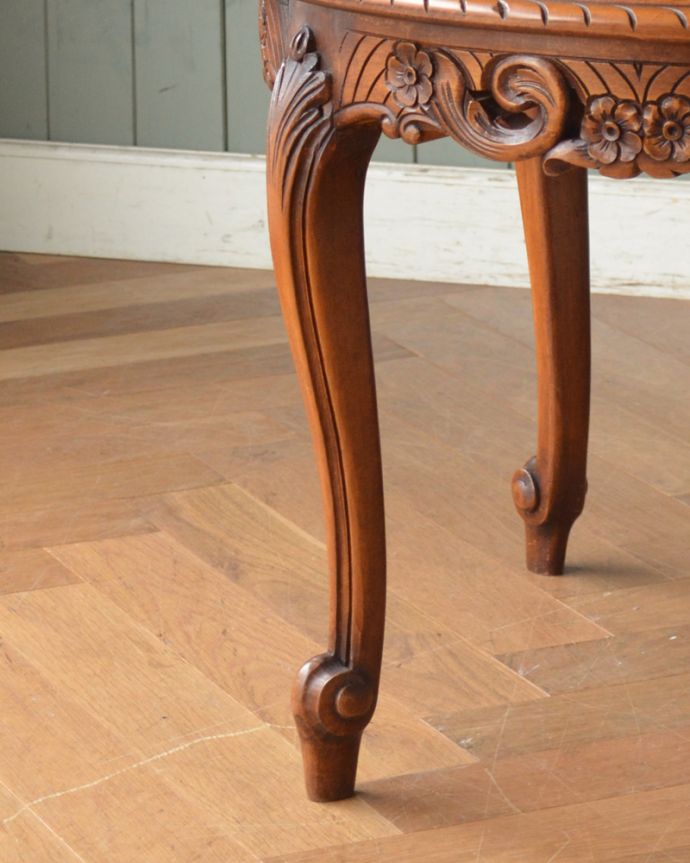 ロイドテーブル　アンティーク家具　フランスらしい豪華なリビングテーブル、アンティーク南仏家具。脚にもキレイな彫があります。(j-1902-f)