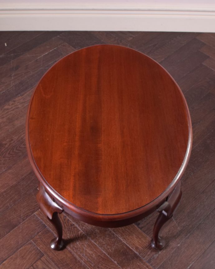 ロイドテーブル　アンティーク家具　英国アンティークの家具、木目が美しいコーヒーテーブル（マホガニー材）。天板もピカピカにお直ししました。(j-1903-f)