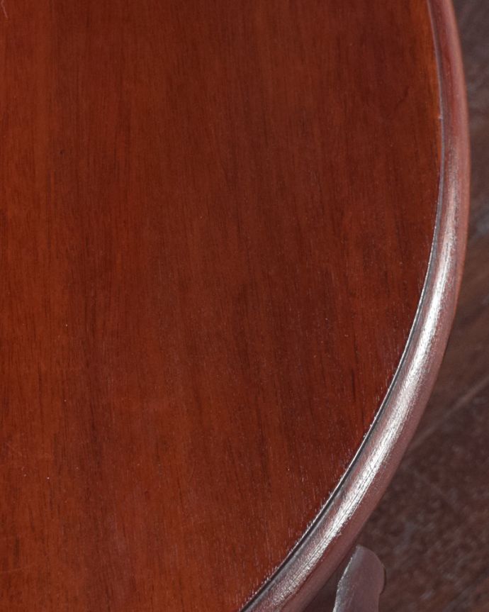 ロイドテーブル　アンティーク家具　英国アンティークの家具、木目が美しいコーヒーテーブル（マホガニー材）。角が丸いので小さなお子様にも安全です。(j-1903-f)