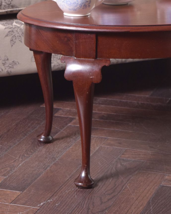 ロイドテーブル　アンティーク家具　英国アンティークの家具、木目が美しいコーヒーテーブル（マホガニー材）。美しい猫脚でしっかりテーブルを支えます。(j-1903-f)