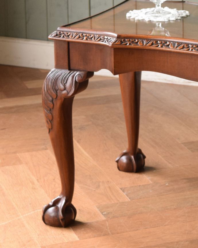 ロイドテーブル　アンティーク家具　エレガントなアンティーク家具、ガラストップのコーヒーテーブル。曲線がとってもキレイな脚です。(j-1904-f)