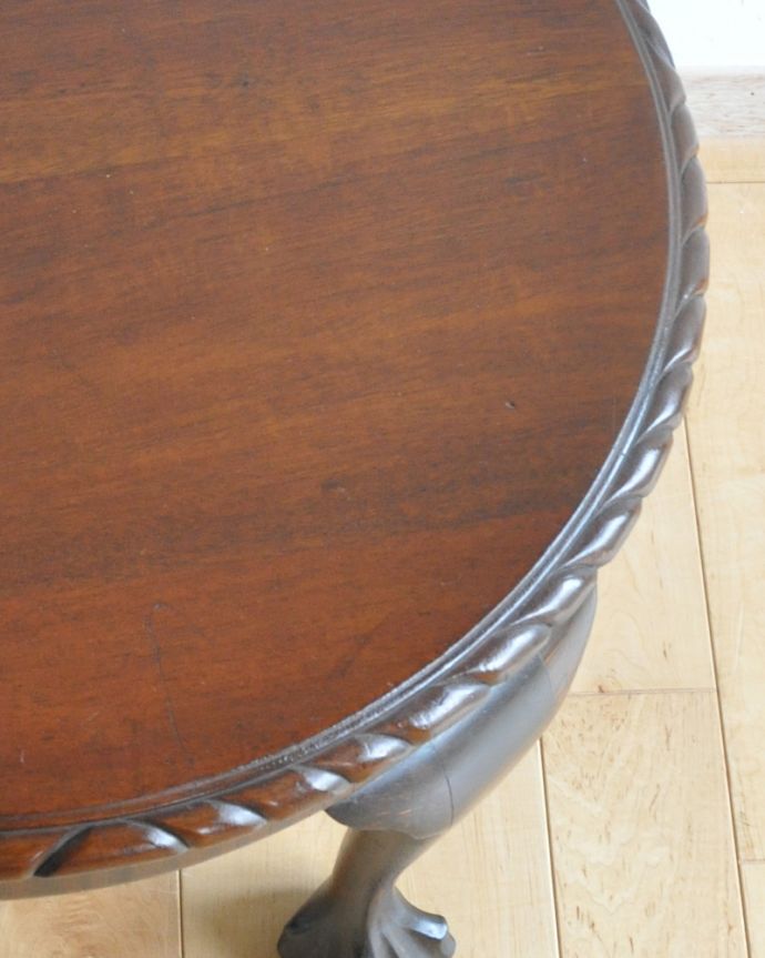 ロイドテーブル　アンティーク家具　クロウ＆ボールの脚を持つコーヒーテーブル、英国のアンティーク家具。テーブルの縁のカッティングがとってもキレイです。(j-1905-f)