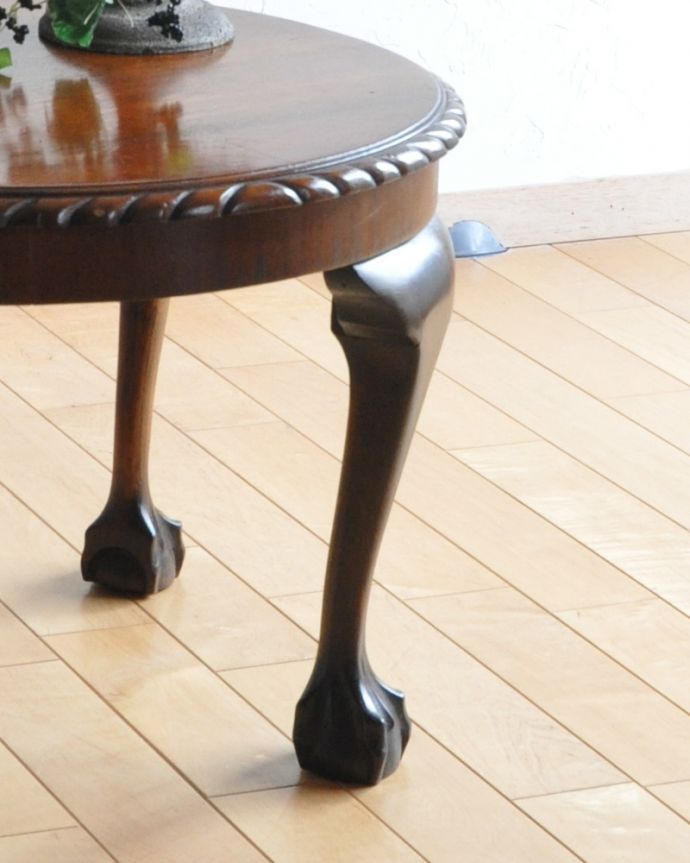 ロイドテーブル　アンティーク家具　クロウ＆ボールの脚を持つコーヒーテーブル、英国のアンティーク家具。アンティークならではの細やかな彫をお楽しみください。(j-1905-f)