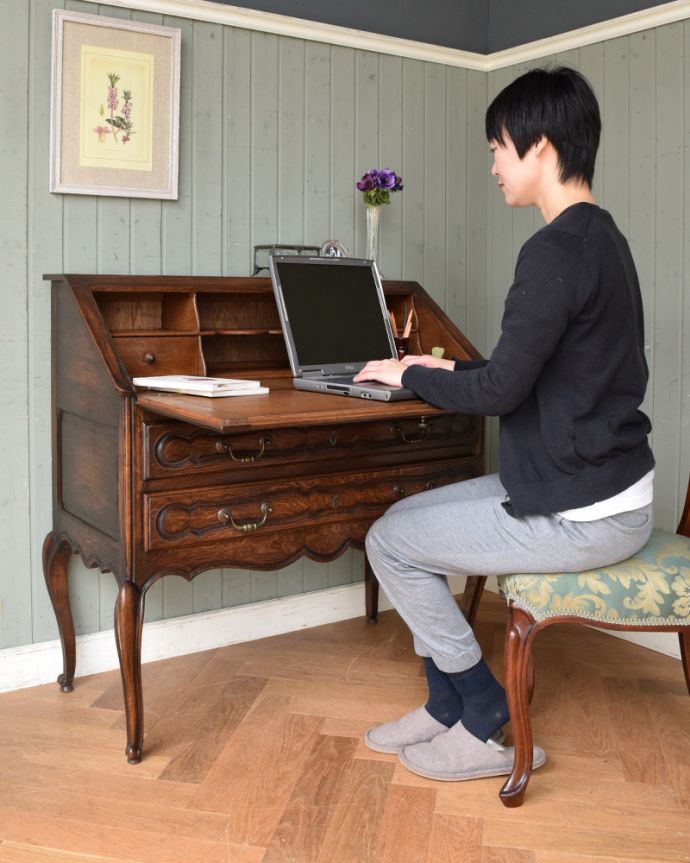 ビューロー　アンティーク家具　南仏スタイルのアンティーク家具、猫脚が美しいビューロー（デスク）。書き物やパソコンをする時は、台を下ろして使ってください。(j-1907-f)