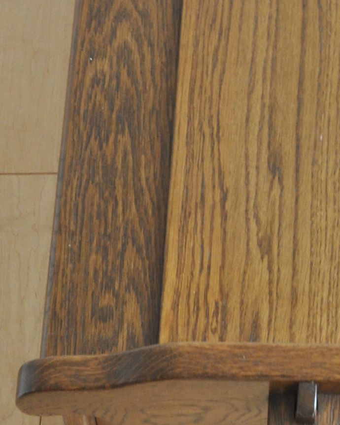 ブランケットボックス・収納ボックス　アンティーク家具　アンティークの英国家具、扉の彫刻が美しいコファー（ベンチ）。オーク材の落ち着いた木目が素敵なコファです。(j-1909-f)