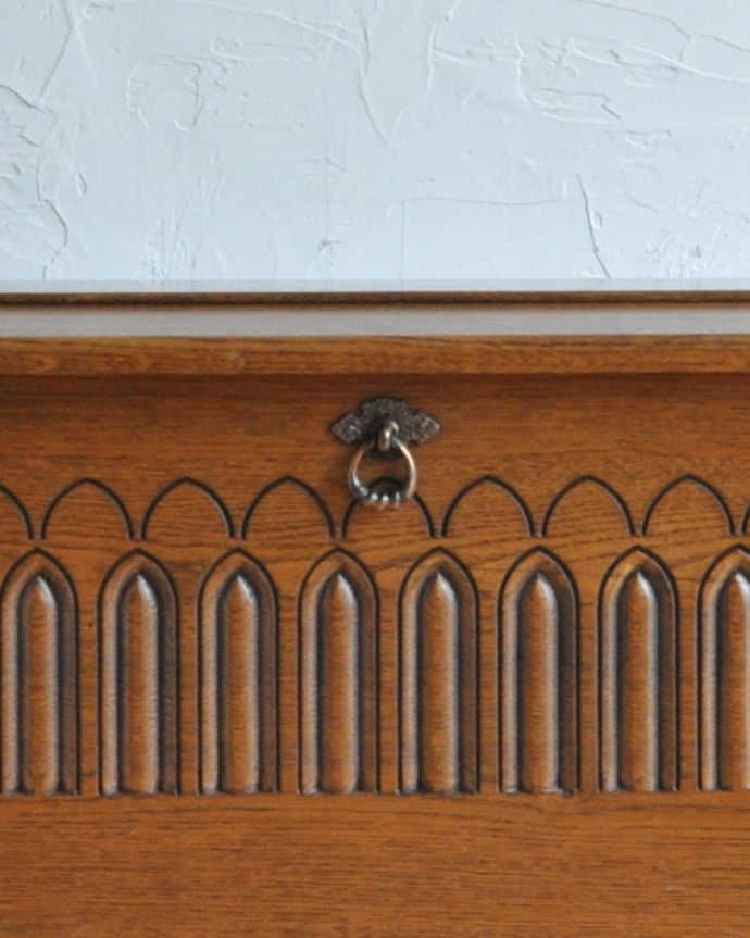 ブランケットボックス・収納ボックス　アンティーク家具　アンティークの英国家具、扉の彫刻が美しいコファー（ベンチ）。リング形のお洒落な取っ手があります。(j-1909-f)