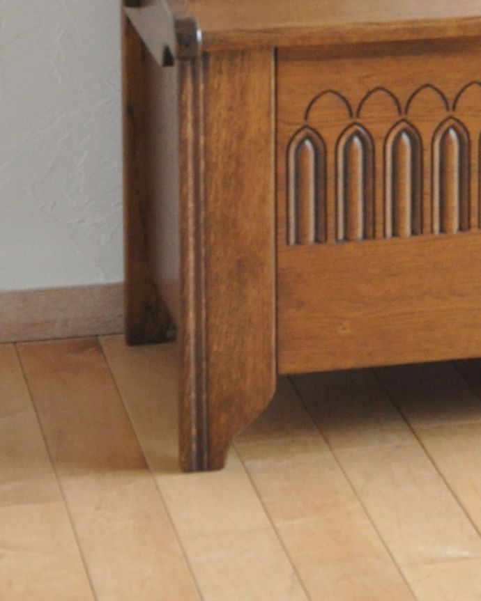 ブランケットボックス・収納ボックス　アンティーク家具　アンティークの英国家具、扉の彫刻が美しいコファー（ベンチ）。安定感のある脚です。(j-1909-f)