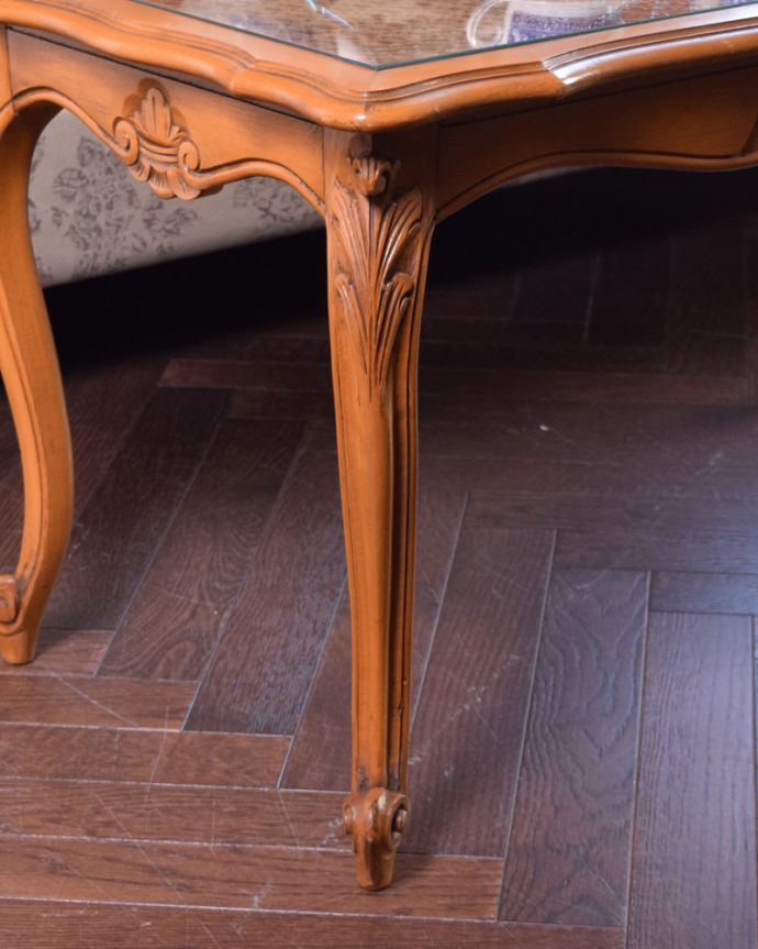 ロイドテーブル　アンティーク家具　編み目＆ゴージャスな彫刻が美しいアンティークコーヒーテーブル、フランス家具。脚の美しさが自慢のテーブル！猫脚が優雅なテーブルです。(j-1911-f)