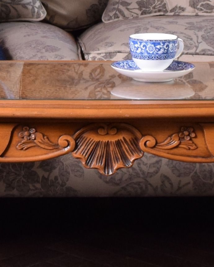 ロイドテーブル　アンティーク家具　編み目＆ゴージャスな彫刻が美しいアンティークコーヒーテーブル、フランス家具。幕板の繊細な装飾がポイントになっています。(j-1911-f)