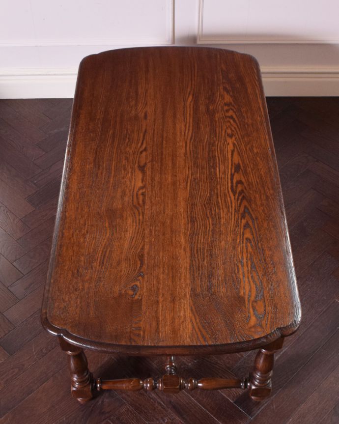 ロイドテーブル　アンティーク家具　リビングに映えるコーヒーテーブル、オシャレなアンティーク英国家具。天板もキレイに仕上がっています。(j-1912-f)