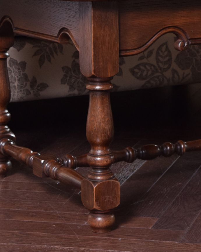 ロイドテーブル　アンティーク家具　リビングに映えるコーヒーテーブル、オシャレなアンティーク英国家具。丸い脚先がとってもかわいいです。(j-1912-f)